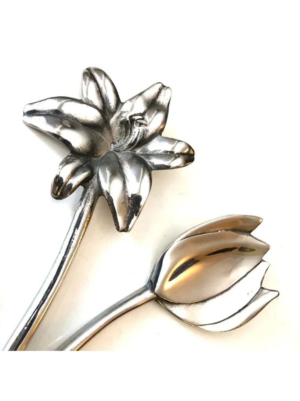 Mariposa Brillante Aluminum Flower Salad Servers Cast Metal Utensils Set